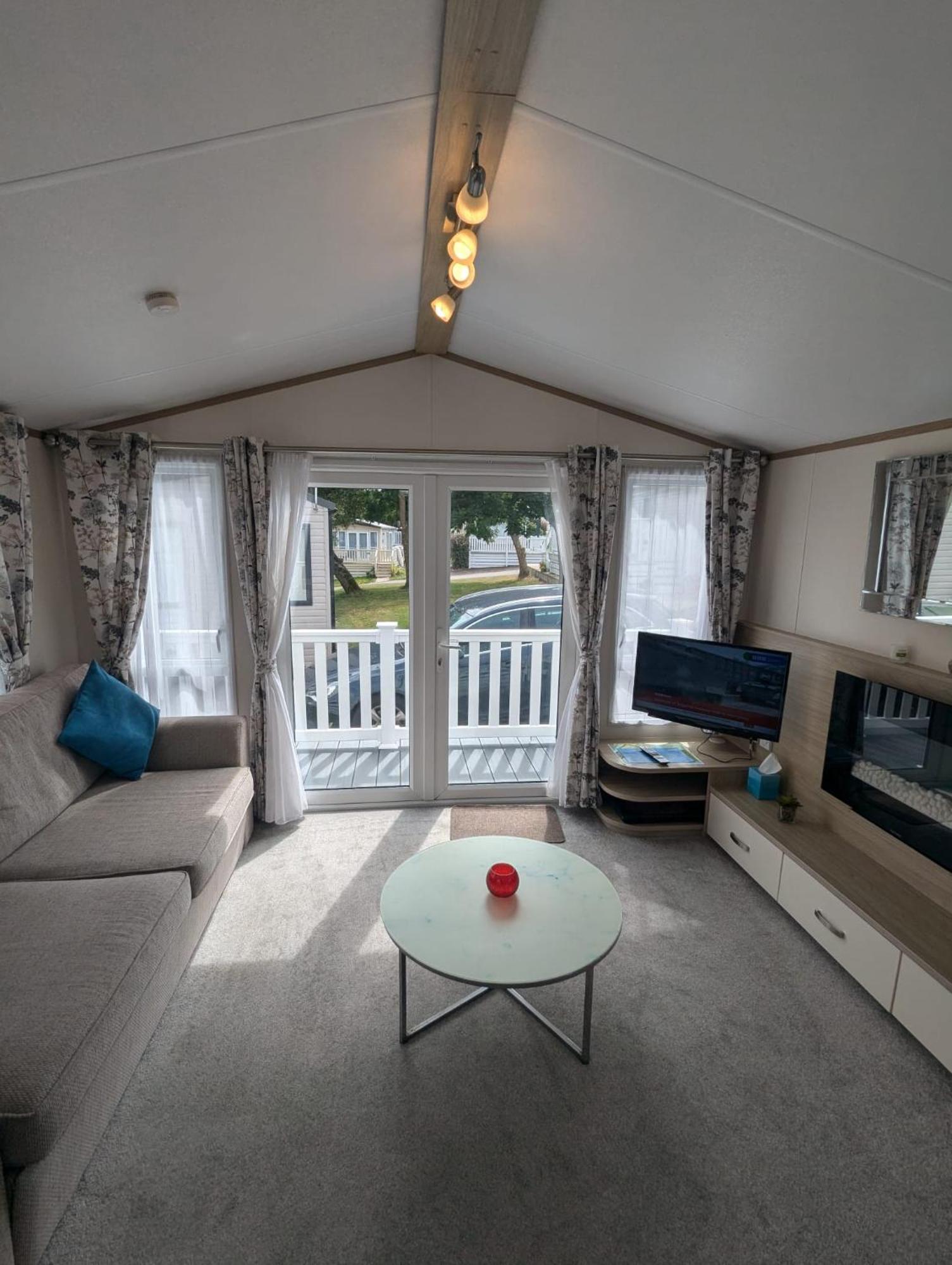 Lovely Bright And Airy Caravan On The 5 Star Shorefield Country Park Entertainment Passes Included Милфорд он Сий Екстериор снимка